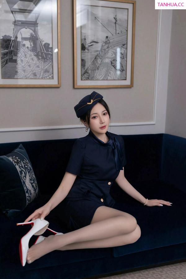 鱼子酱fish  [XiuRen]高清写真图 2025.04.11 No.10142 鱼子酱Fish 空姐制服第28张图片